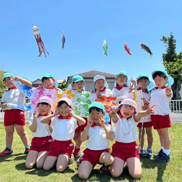 爽やかなそよ風が吹く聖母月😊年長ゆり組は、マリア様へ心の花束をお捧げしたり、こいのぼりの共同制作や個人制作など、様々な体験をしながら充実した毎日を過ごしています🎏

#小さい花の幼稚園#愛野町#雲仙市 #カトリック 
#子育て支援#エンジェル広場#認定こども園 
#５月#聖母月#こいのぼり#マリア様#ペインティング#絵の具#縫う#ぬいさし #制作#共同制作
