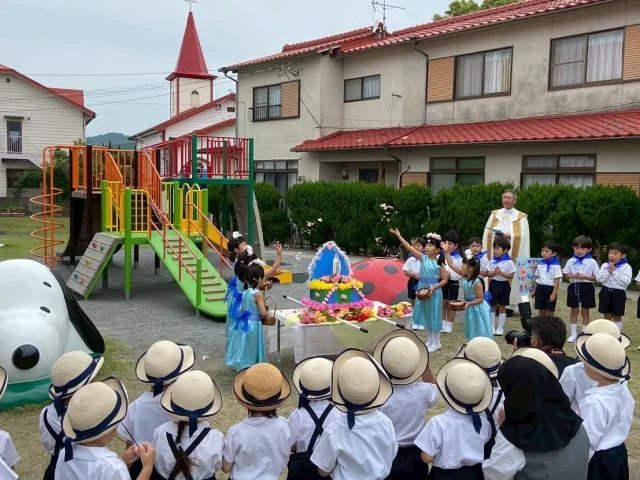 先日、マリア祭が行われました。

天気にも恵まれ、暖かい雰囲気の中で、マリア祭を終えることができました。
各クラス製作した心の花束をマリア様にお捧げし、感謝の気持ちを込めて、お祈りしました。

保護者の皆様、ご協力ありがとうございました。また、年長児の保護者の皆様、マリア祭にご参加いただき、ありがとうございました。

#雲仙市 #愛野町 #カトリック #子育て支援 #エンジェル広場 #認定こども園 #小さき花の幼稚園 #マリア祭 #マリア様 #心の花束 #共同祈願