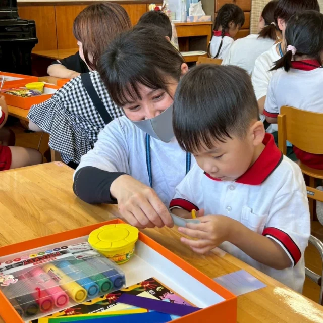 先週木曜日に保育参観がありました☺

子どもたちは家族の方が幼稚園に来て下さるということで、数日前から楽しみにしていました🎵

各クラスでは、朝の活動から、子どもたちの普段の様子を観ていただき、親子制作では七夕飾り🎋を作ったり楽しいひとときを過ごしました😊

後半は園庭で「ありがとう！」と「大好き♡」がいっぱい詰まった手作りのプレゼントを手渡ししました。
😋年中さんは給食試食会も行われましたよ！

7月のプール開きに向けて、お父さん方のお手伝いをいただき、プールが完成しました🛟

☀暑い中、一丸となってご協力下さったお父さん方、ありがとうございました🙇

#小さき花の幼稚園　#認定こども園　#雲仙市
#子育て支援　#エンジェル広場　#カトリック
#保育参観　#七夕　#七夕制作　#親子制作
プール　#水遊び　#ありがとう　#お父さん
#お母さん　#プレゼント　#給食　#試食会